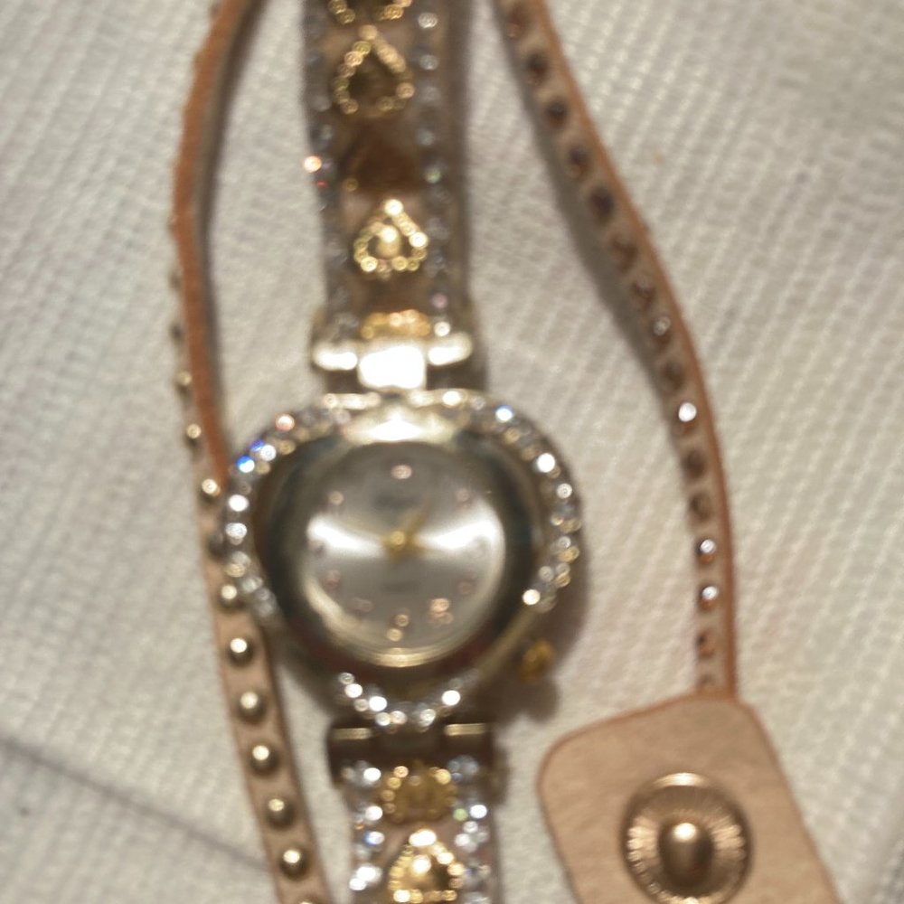 Preowned mint condition Duo Jal wrap around watch